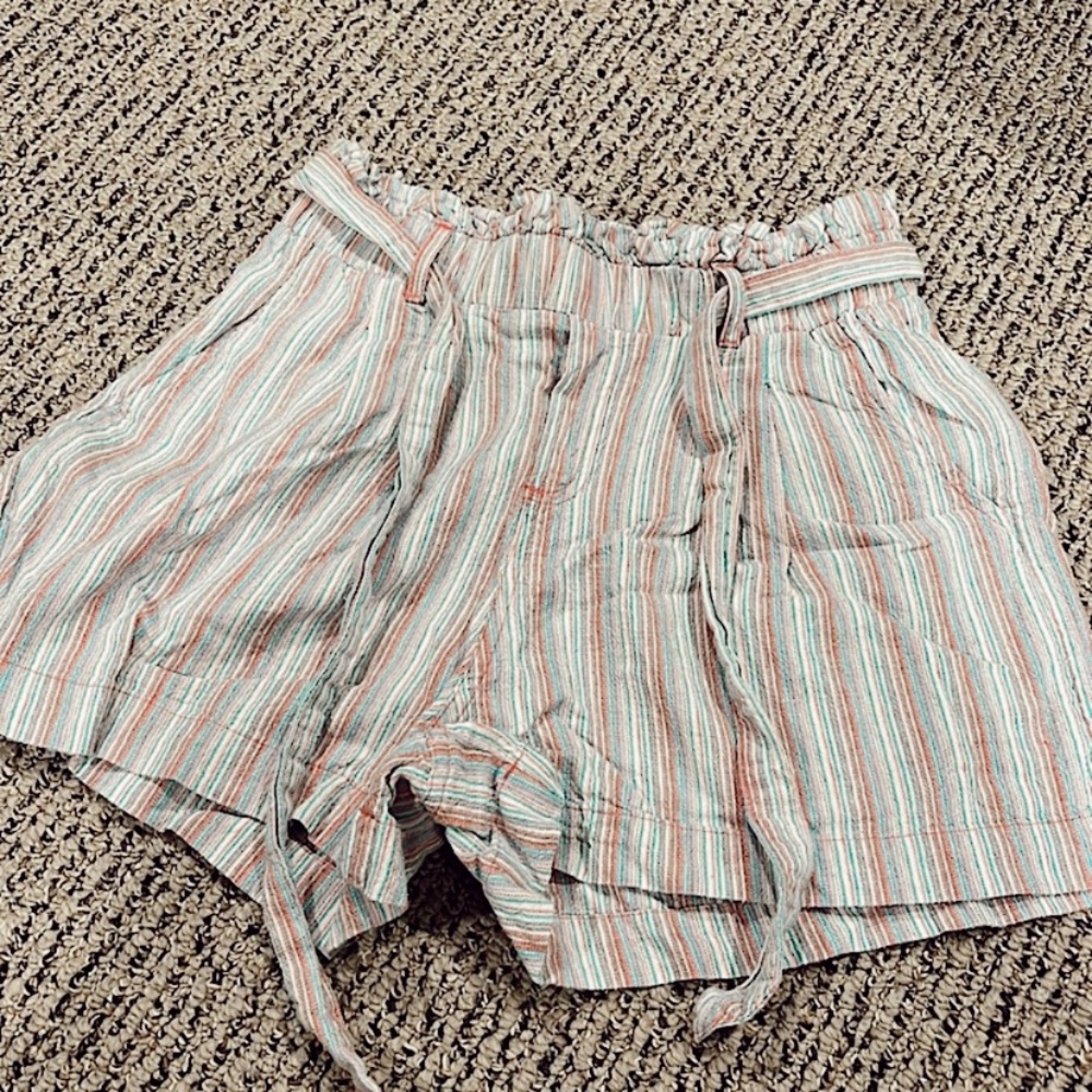 American Eagle • Striped Paperbag Shorts 💕